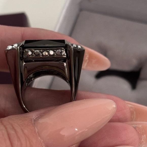 Judith Leiber | Crystal Christo Cocktail Ring I
Obsidian & Gunmetal size 6 - Picture 5 of 9